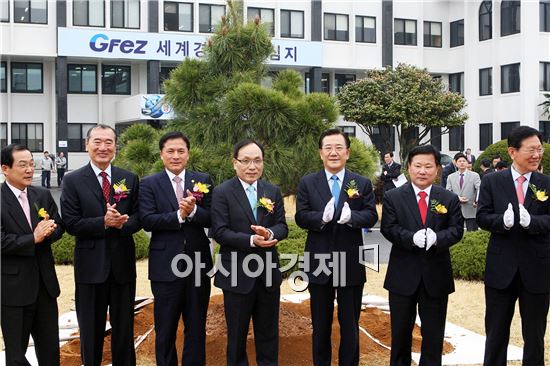 광양만권경제자유구역 개청 10주년 기념식이 25일 오전 광양청에서 열렸다. 박준영 도지사와 이희봉 광양만권경제자유구역청장, 이성웅 광양시장이 기념촬영을 하고 있다.