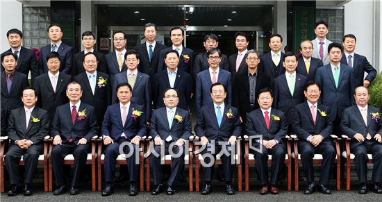 광양만권경제자유구역 개청 10주년 기념식이 25일 오전 광양청에서 열렸다. 박준영 도지사와 이희봉 광양만권경제자유구역청장, 이성웅 광양시장 등 참석자들이 기념촬영하고 있다. 사진제공=전남도