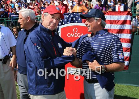 조지 W. 부시 전 미국대통령 일가 역시 미국골프협회(USGA) 회장을 대대로 역임할 정도로 명망 높은 골프가문이다. W. 부시 전 미국 대통령(왼쪽)이 2012년 라이더컵 당시 프레드 커플스 미국팀 단장을 찾아 격려하는 장면. 