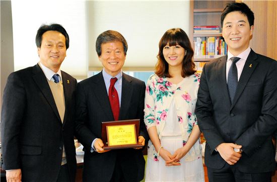 (왼쪽부터)안민석 한국백혈병소아암협회 회장, 이승한 홈플러스 회장, 가수 장윤정·아나운서 도경완 부부