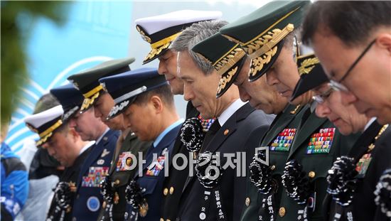 천안함 4주기 추모식… 박대통령 "굳건한 국방의 토대 마련해야"
