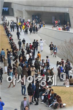 [르포]'외계인'·'우주선'에 희비 엇갈리는 동대문 상가