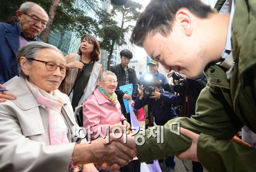 [포토]수요집회 찾은 조너선 리 