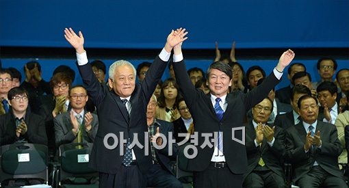 [포토]손 맞잡은 김한길·안철수