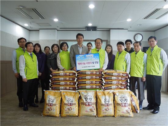▲NH농협은행 임직원들은 26일 오전 서울 서대문 '노인종합복지관'을 찾아 행복나눔 '사랑의 쌀'을 전달했다.