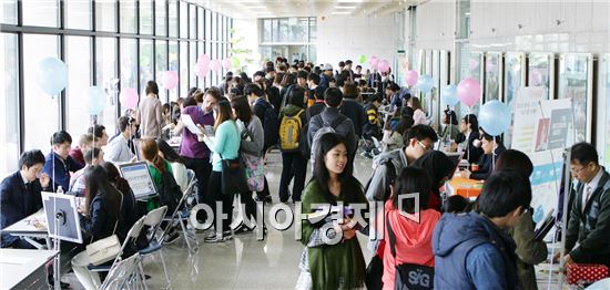 2014 전남대학교 국제교류박람회가 26일 전남대학교 대학본부 1층에서 학생 1,000여 명이 참가한 가운데 성황리에 열렸다.
