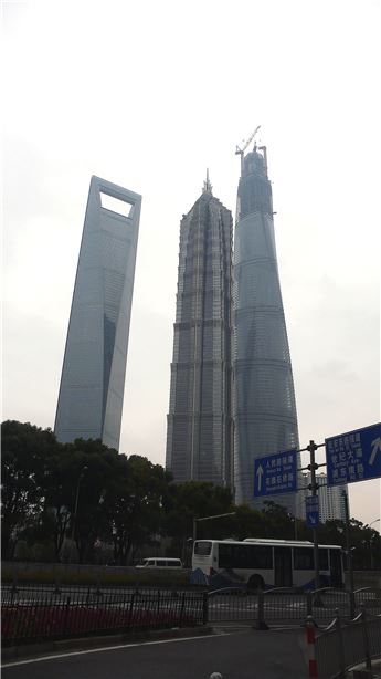 금융중심지인 푸둥 루쟈쭈이에 위치한 상하이의 상징인 마천루. 좌로부터 상하이월드파이낸스센터(SWFC·492ｍ), 진마오빌딩(421ｍ), , 2014년에 완공될 상하이타워(624ｍ)