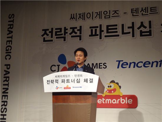 방준혁 CJ E&M 고문은 26일 오후 7시 서울 신도림동의 한 호텔에서 연 기자회견에서 "증손자법 규제 해소와 글로벌 성공을 위해 강력한 플랫폼과 손을 잡아야 했다"며 양사의 투자ㆍ협력에 대한 배경을 설명했다.