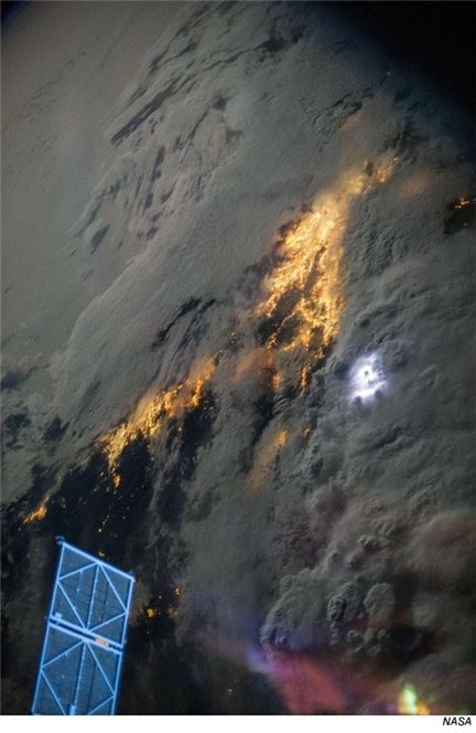 ▲우주에서 본 번개 (출처: NASA)