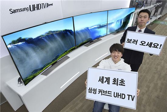 삼성, 커브드 UHD TV 앞세워 매장도 곡선으로 꾸며