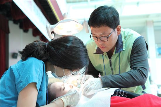 라이나생명보험의 무료 치과 치료 활동인 '찾아가는 가족사랑 치과진료소'를 찾은 환자가 치료를 받고 있다.