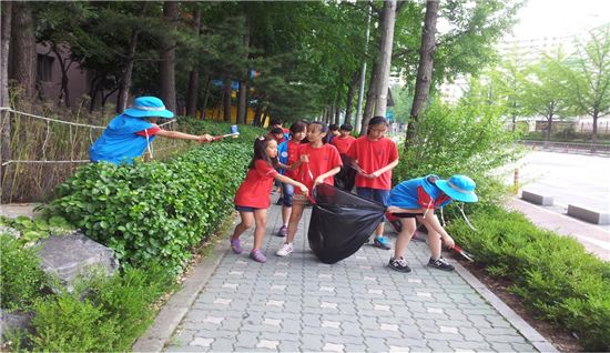 창일초등학교 어린이들의 나무 돌보미 활동