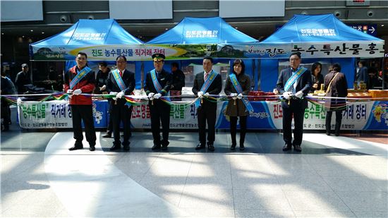 <진도군은 지난 20~23일 서울 용산역에서 진도 농특산물 직거래장터를 열어 소비자들로부터 호응을 얻었다.> 