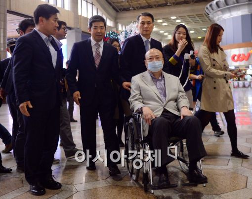 김승연 한화그룹 회장이 27일 신병 치료를 위해 미국으로 출국하고 있다.
