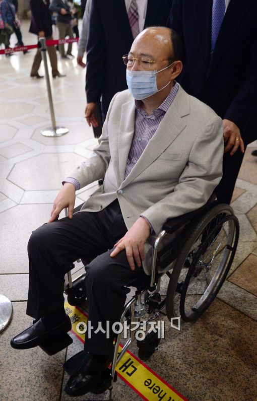 [포토]휠체어 티고 출국하는 김승연 회장