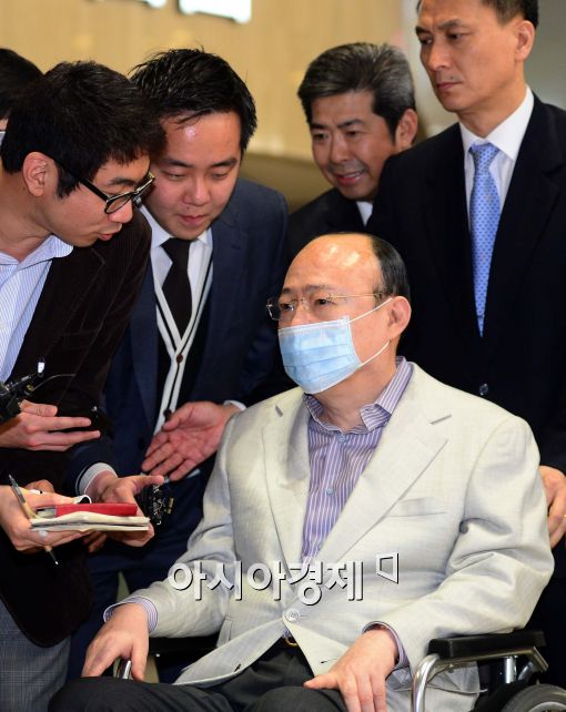 [포토]취재진들의 질의에 답하는 김승연 회장