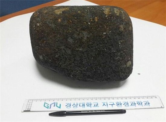 ▲진주에서는 올해들어 운석이 계속 발견됐다. 네 번째로 발견된 운석. 무게는 20.9kg이다.[사진제공=경상대학교]