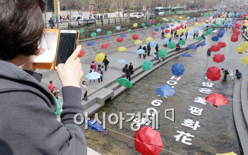 [포토]'신기하네~'