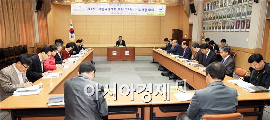 장흥군이 28일  제1차 지방규제개혁 TF팀 및 부서장 회의를 개최했다.