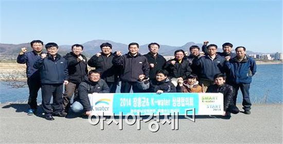 상생협의체회원들이 파이팅을 외치고 있다.