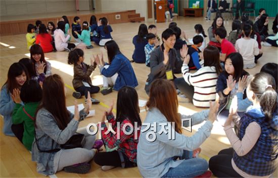 호남대학교 한국어학과는 무안 청계초등학교와 함께 27일 오후 무안 청계초교에서 ‘무지개 세상을 꿈꾸는 힐링 캠프’를 실시했다.

