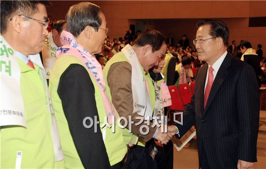 박준영 전남도지사가 28일 오후 도청 김대중강당에서 열린 전남도-시ㆍ군 안전문화운동 합동 결의대회에 참석, 전남도-시ㆍ군 안전문화운동 위원들과 인사를 하고 있다.