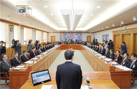 대법원은 28일 전국수석부장회의를 열고 최근 논란이 된 '황제노역' 문제에 대한 대책을 논의했다.