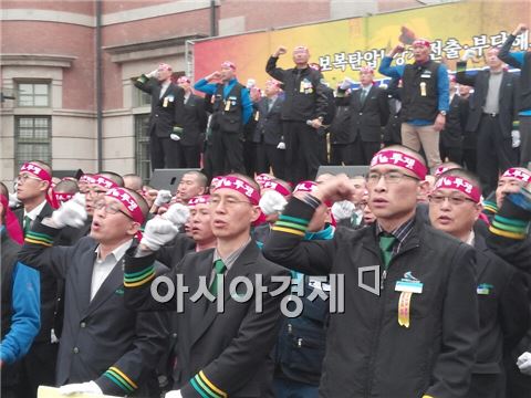 70여명 집단 삭발… 철도노사 '강제전출' 충돌