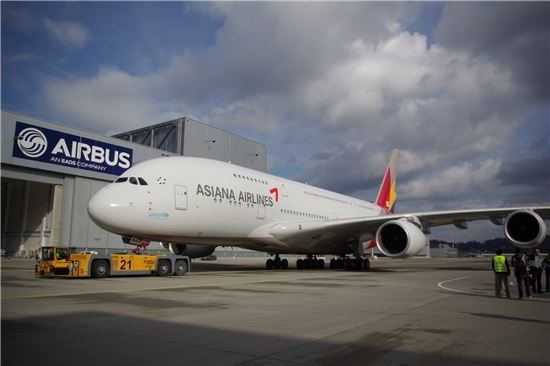 에어버스 독일 함부르크 공장에서 도색을 마친 아시아나항공의 첫번째 A380.  