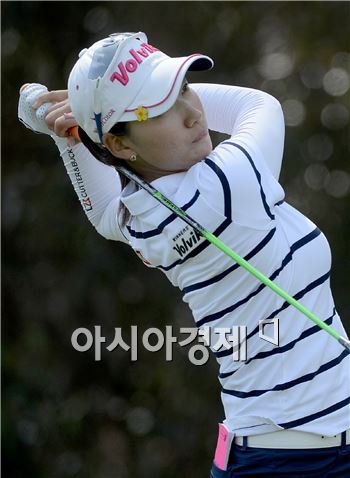 최운정이 기아클래식 셋째날 5번홀에서 티 샷을 하고 있다. 칼스배드(美 캘리포니아주)=Getty images/멀티비츠