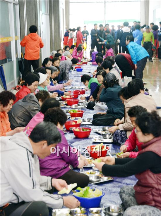 사)한빛여성봉사단(회장 심정희)은 29일 오전 11시 광주시 광산구 우산동 무등산온천랜드에서 지역 어르신 200여명을 초청, 무료차량 급식봉사를 펼쳤다.
