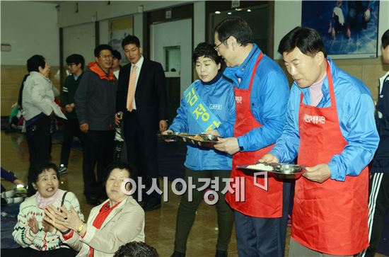 송병태 광주 광산구청장 예비후보(맨 오른쪽)는 29일 광산구 우산동에서 열린 (사)한빛여성봉사단(회장 심정희)이 주최하는 노인점심 무료급식 행사에서 이용섭 국회의원과 함께 배식봉사를 하고 있다.