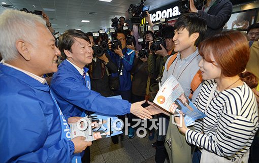 [포토]홍보물 나눠주는 김한길·안철수