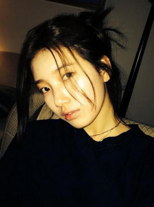 수지 올블랙 셀카 "집에서는 이러고 노는거야?"