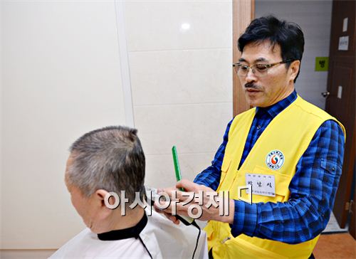 박준 원장이 국립소록도병원에서 한센병 환우의 머리를 손질하고 있다.