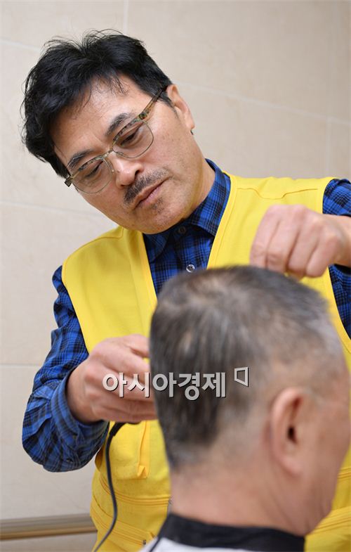 박준 원장이 국립소록도병원에서 봉사활동에 참가하고 있다.