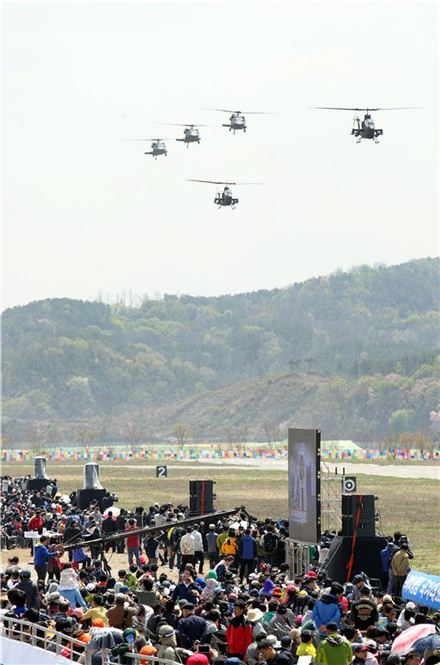 지난해 5월1일부터 안산시 사동에서 열린 경기안산항공전을 찾은 관람객들이 하늘을 수놓은 비행기의 곡예비행을 즐기고 있다. 