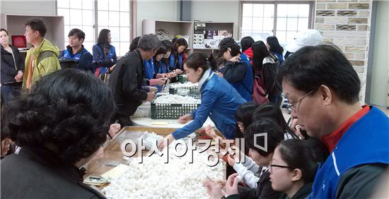 삼성전기 가족봉산단이 전북 부안군 유유마을에서 1사1촌 봉사활동 펼쳤다.