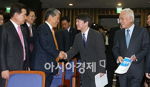 [포토]첫 의원총회 참석한 안철수·김한길 대표