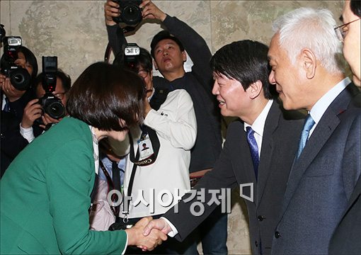 [포토]의원들과 인사하는 김한길·안철수