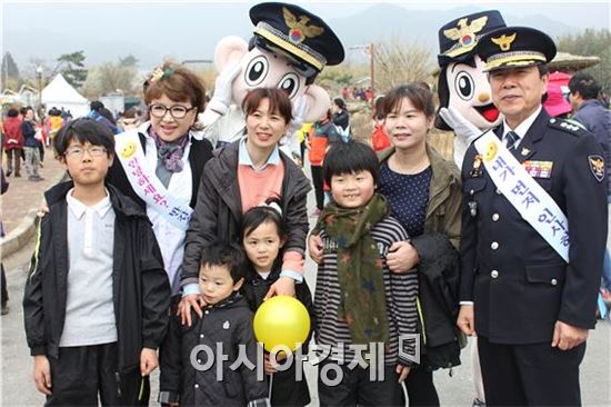 구례경찰, 가수 장미화씨와 산수유축제장에서 '안녕하세요' 펼쳐 