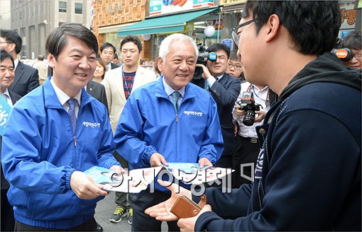 [포토]정당공천 폐지 홍보물 나눠주는 김한길·안철수