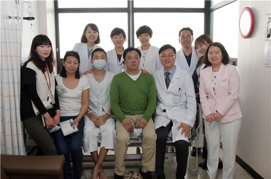 고대병원 장기이식센터 신장이식팀이 성공적으로 신장이식을 받은 몽골환자 회진 및 기념촬영을 하고 있다.