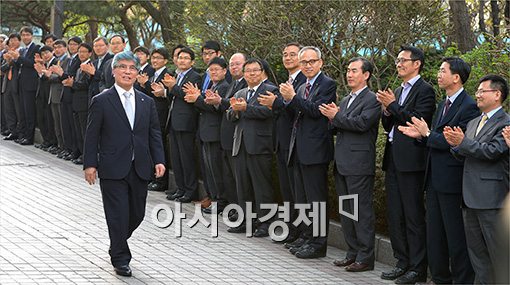 [포토]이임식 마친 김중수 총재