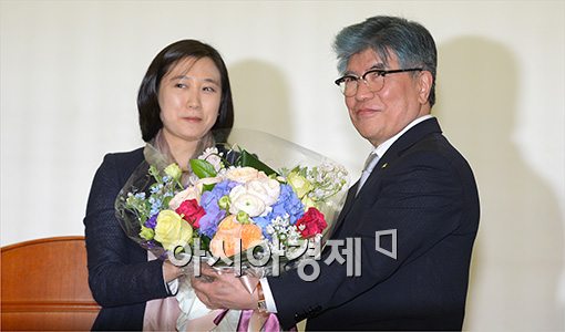 [포토]꽃다발 받는 김중수 총재