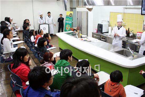 호남대랄랄라스쿨이 ‘아라꿈 나들이’ 운영기관으로  선정 돼 어린이들이 방과후에 실습을 하고있다. 