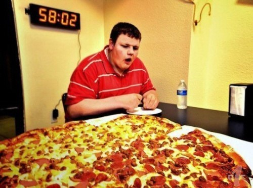 ▲엄청난 크기의 피자를 다 먹으면 상금이 260만원.(출처:온라인커뮤니티)