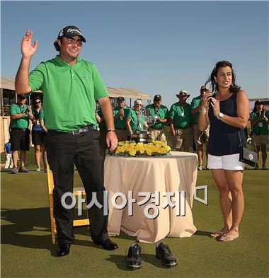 스티븐 보디치가 텍사스오픈 우승 직후 부인 아만다와 함께 기념촬영을 하고 있다. 샌안토니오(美 텍사스주)=Getty images/멀티비츠 