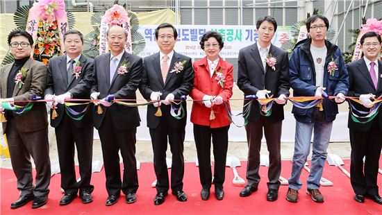 하나은행과 정림건축이 시범적으로 신축한 빌딩의 기공식이 31일 오후 강남구 역삼동에서 개최됐다. 이진형 하나은행 신탁본부 본부장(사진 왼쪽에서 네번째), 최기 건축주(사진 왼쪽에서 다섯번째) 등 공사 관계자들이 시공식에서 테이프 커팅을 하고 있다.