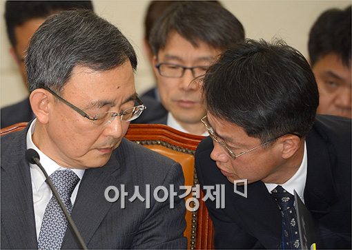 [포토]보고 받는 최성준 후보자